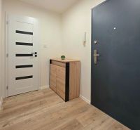 : 1,5-izbový byt, Košice – Juh, loggia, 43 m² - Vstupná chodba v 2-izbovom byte s podlahou s dreveným dekorom a nábytkom.