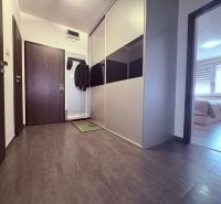 Na predaj: 4 izb.byt + BALKON + PIVNICA - Chodba so skriňou, tmavými dverami a pohľadom do spálne v 4-izbovom byte.