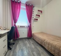 Na predaj: 4 izb.byt + BALKON + PIVNICA - Izba s podlahou s dreveným dekorom, písacím stolom a posteľou v 4-izbovom byte.