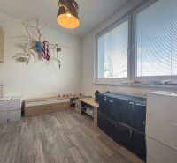 Na predaj: 4 izb.byt + BALKON + PIVNICA - Izba v 4-izbovom byte s dekoratívnou stenou a podlahou s dreveným dekorom.