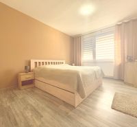 Na predaj: 4 izb.byt + BALKON + PIVNICA - Spálňa so svetlými stenami, podlaha s dreveným dekorom, v 4-izbovom byte.