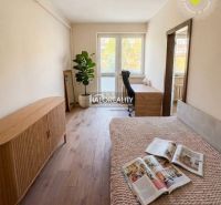 Prenájom, trojizbový byt Trnava, centrum mesta - s g... - Svetlá izba s podlahou s dreveným dekorom a nábytkom v 3-izbovom byte.