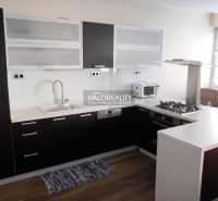 Prenájom, trojizbový byt Trnava, centrum mesta - s g... - Kuchyňa v 3-izbovom byte s podlahou s dreveným dekorom a modernou linkou.