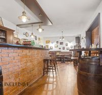 Na predaj zabehnutá reštaurácia s klientelou, Nitra - Tehlový bar a stoličky v gastro priestoroch s podlahou s dreveným dekorom.