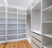 3-izb.byt | Novostavba | Popradská, Košice | 72,75 m² + loggia - Svetlá šatníková skriňa s množstvom úložného priestoru a podlahou s dreveným dekorom.