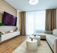 3-izb.byt | Novostavba | Popradská, Košice | 72,75 m² + loggia - Obývačka s podlahou s dreveným dekorom, pohodlnou sedacou súpravou a veľkým televízorom.