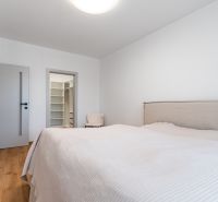 3-izb.byt | Novostavba | Popradská, Košice | 72,75 m² + loggia - Svetlá spálňa so šatníkovou miestnosťou, podlaha s dreveným dekorom, 3-izbový byt.