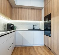 3-izb.byt | Novostavba | Popradská, Košice | 72,75 m² + loggia - Kuchyňa v 3-izbovom byte s podlahou s dreveným dekorom a vstavanými spotrebičmi.