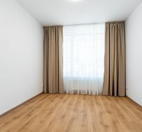 3-izb.byt | Novostavba | Popradská, Košice | 72,75 m² + loggia - Izba v 3-izbovom byte s podlahou s dreveným dekorom a záclonami na okne.