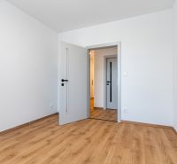 3-izb.byt | Novostavba | Popradská, Košice | 72,75 m² + loggia - Biela miestnosť s podlahou s dreveným dekorom a dverami v 3-izbovom byte.
