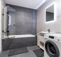 3-izb.byt | Novostavba | Popradská, Košice | 72,75 m² + loggia - Kúpeľňa v 3-izbovom byte s vaňou, práčkou a osvetleným zrkadlom.