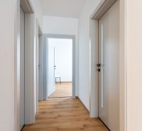 3-izb.byt | Novostavba | Popradská, Košice | 72,75 m² + loggia - Chodba s viacerými dverami a podlahou s dreveným dekorom v 3-izbovom byte.