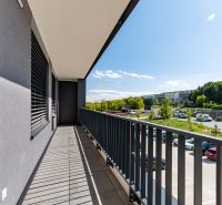 3-izb.byt | Novostavba | Popradská, Košice | 72,75 m² + loggia - Balkón z 3-izbového bytu v Košiciach - Západ s výhľadom na zeleň a parkovisko.