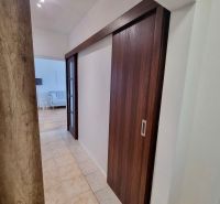 – PRENAJOM – 2 IZBOVÝ BYT – ŠALVIOVA – RUŽINOV  - Chodba so zasúvacími dverami, dlažbou a náhľadom do obývacej miestnosti v 2-izbovom byte.