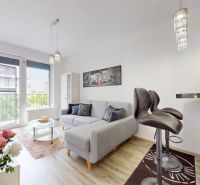 | Zariadený 1,5 izbový byt | 35m² | SLNEČNICE - Svetlý 2-izbový byt s pohovkou, barovými stoličkami a výhľadom cez veľké okno.