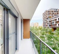 | Zariadený 1,5 izbový byt | 35m² | SLNEČNICE - Balkón s výhľadom na okolité budovy a zeleň v Bratislave na Zuzany Chalupovej, Petržalka.