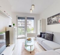 | Zariadený 1,5 izbový byt | 35m² | SLNEČNICE - Obývačka s pohovkou, stolíkom a dekoráciami v 2-izbovom byte.