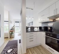| Zariadený 1,5 izbový byt | 35m² | SLNEČNICE - Kuchyňa v 2-izbovom byte s bielym nábytkom a dekoráciami.