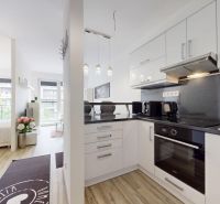 | Zariadený 1,5 izbový byt | 35m² | SLNEČNICE - Kuchyňa a obývací priestor v 2-izbovom byte s moderným zariadením a výhľadom.