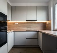 Bývanie pod zámkom - 3i byt 76m2, rekonštrukcia,  Smolenice - Kuchyňa so vstavanými spotrebičmi, svetlé skrinky, podlaha s dreveným dekorom v 3-izbovom byte.