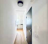 Bývanie pod zámkom - 3i byt 76m2, rekonštrukcia,  Smolenice - Chodba so svetlým interiérom, bielymi stenami a podlahou s dreveným dekorom.