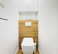 Bývanie pod zámkom - 3i byt 76m2, rekonštrukcia,  Smolenice - Kúpeľňa v 3-izbovom byte s podlahou a obkladom s dreveným dekorom.