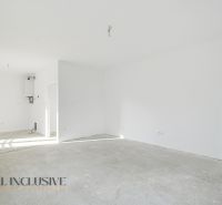 Na predaj zrekonštr. 3-izb. byt s balkónom, Dun.Streda - Nezariadený interiér 3-izbového bytu s bielymi stenami a prípravou na kuchyňu.