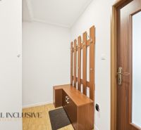 Na predaj veľkom. 3-izb. byt so záhradou, Veľký Meder - Interiér chodby s dreveným dekorom a vešiakmi v 3-izbovom byte.