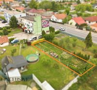 Na predaj veľkom. 3-izb. byt so záhradou, Veľký Meder - Záhrada a ulice vo Veľkom Mederi so zvýrazneným pozemkom pri 3-izbovom byte.