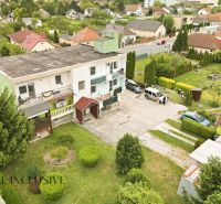 Na predaj veľkom. 3-izb. byt so záhradou, Veľký Meder - V mestskom prostredí Veľkého Mederu sa nachádza bytová budova obklopená zeleňou.