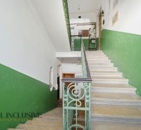 Na predaj 2-izbový byt v Sládkovičove - Schodisko s farebnými stenami a kovovým zábradlím vedie do vyšších poschodí.