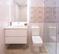 Predaj- Apartmány - La Manga del Mar Menor- Španielsko  - Kúpeľňa v Rekreačnom apartmáne s podlahou s dreveným dekorom a sprchovým kútom.