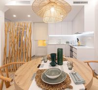 Predaj- Apartmány - La Manga del Mar Menor- Španielsko  - Jedálenský kút v Rekreačnom apartmáne s drevenými dekoračnými prvky a stropným svietidlom.