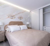 Predaj- Apartmány - La Manga del Mar Menor- Španielsko  - Rekreačný apartmán s ozdobnými prvkami, manželskou posteľou a podlahou s dreveným dekorom.