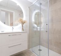 Predaj- Apartmány - La Manga del Mar Menor- Španielsko  - Kúpeľňa v Rekreačnom apartmáne s veľkým osvetleným zrkadlom a sprchovým kútom.