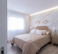 Predaj- Apartmány - La Manga del Mar Menor- Španielsko  - Spálňa v rekreačnom apartmáne s posteľou, látkovými závesmi a podlahou s dreveným dekorom.
