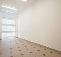 Na prenájom kancelária v centre mesta na ul. M. R. Štefánika, Nové Zám - Biela kancelária s dlažbou, veľkým oknom a radiátorom.
