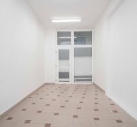 Na prenájom kancelária v centre mesta na ul. M. R. Štefánika, Nové Zám - Kancelárie s keramickou dlažbou a bielymi stenami pre príjemné pracovné prostredie.