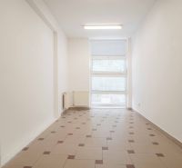 Na prenájom kancelária v centre mesta na ul. M. R. Štefánika, Nové Zám - Interiér kancelárie s oknom a radiátorom, podlaha s dlažbou.