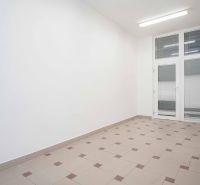Na prenájom kancelária v centre mesta na ul. M. R. Štefánika, Nové Zám - Interiér kancelárie s bielymi stenami a dlažbou, ideálny pre prácu.