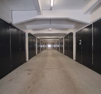 Na prenájom skladové priestory od 25 m2 Trnava Coburgova - Úzky koridor s číslovanými sekciami v skladoch a halách, osvetlenie žiarivkami.