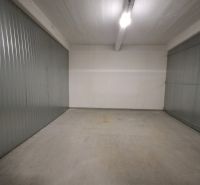 Na prenájom skladové priestory od 25 m2 Trnava Coburgova - Interiér priestoru Sklady a haly s kovovými stenami a betónovou podlahou.