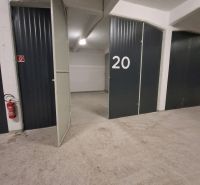 Na prenájom skladové priestory od 25 m2 Trnava Coburgova - Otvorené skladové dvere s číslom 20 na podlahe s betónovým dekorom v Sklady a haly.