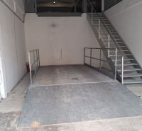 Na prenájom skladové priestory od 25 m2 Trnava Coburgova - Interiér skladov s rampou a kovovým schodiskom; Sklady a haly.