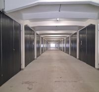 Na prenájom skladové priestory od 25 m2 Trnava Coburgova - Dlhá chodba s garážovými boxmi v skladoch a halách.