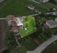Rodinný dom s veľkým pozemkom – Žilina – Bytčica - Letecký pohľad na pozemok s rodinným domom v Žiline, obklopený susednými záhradami.