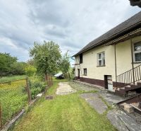 Rodinný dom s veľkým pozemkom – Žilina – Bytčica - Rodinný dom v Žiline s trávnatým dvorom a chodníkom pri plote.