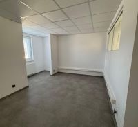 Prenájom kanc./obchodné priestory, nová kompl. rekonšt., centrum PB - Prázdne obchodné priestory s oknom, bielymi stenami a sivou podlahou.