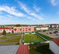 Komfortný 3-izbový byt po rekonštrukcii v centre Kežmarku - Pohľad na ihrisko a parkovisko v Kežmarku na ulici Gen. M. R. Štefánika.