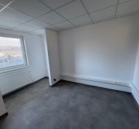 Prenájom obchod/kancelária NP nová kompletná rekonštrukcia, centrum PB - Kancelária s veľkým oknom a radiátorom v obchodných priestoroch.